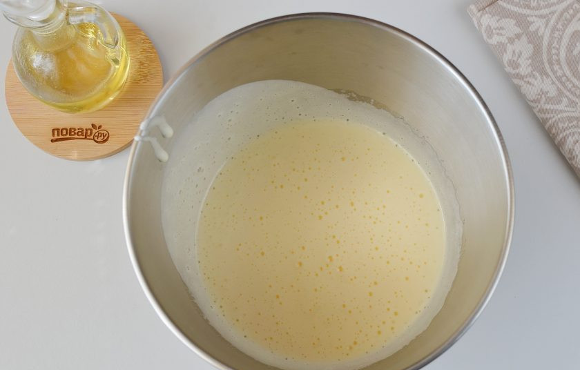 1. Этап. Тыквенные кексы: В процессе взбивания добавьте растительное масло.