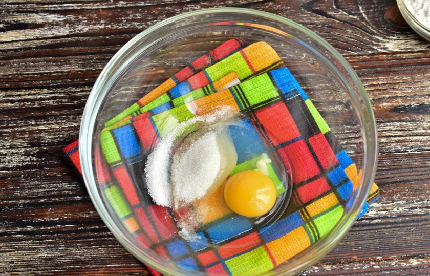 1. Этап. Немецкие блинчики: В миску вбейте куриное яйцо, добавьте соль и сахар.