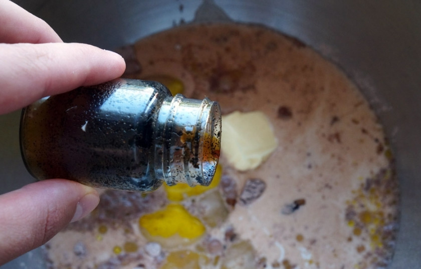 1. Этап. Шоколадный торт с голубикой: 3) Добавьте в массу молоко, яйца, сливочное и оливковое масло, ванильный сахар. Потом добавьте 1 столовую ложку винного уксуса.