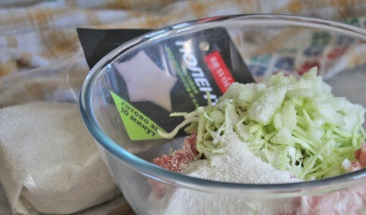 1. Этап. Голубцы «Необычные»: Всыпать необходимое количество рисовой поленты, посолить и приправить по вкусу.