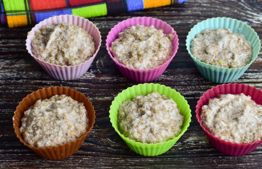 1. Этап. Суфле из баклажанов: Все хорошо перемешайте. Формочки смажьте растительным маслом. Выложите массу.