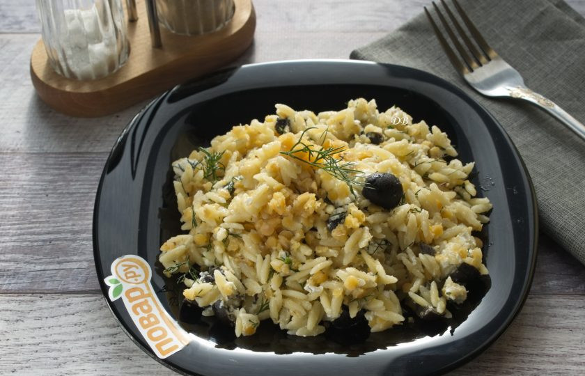 1. Этап. Макароны Орзо с чечевицей и сыром: 5. Перемешайте все ингредиенты, поперчите по вкусу. Накройте крышкой и дайте настояться в холодильнике около часа. Приятного аппетита!