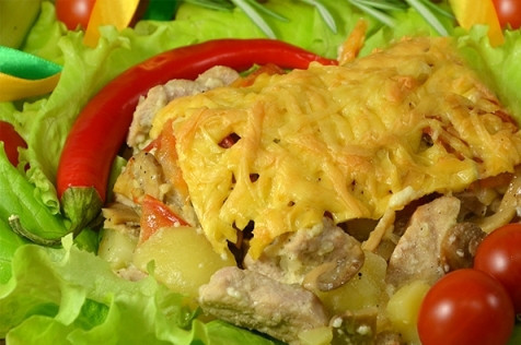 1. Этап. Свинина с овощами под соусом Бешамель: Подавайте свинину с овощами под соусом 