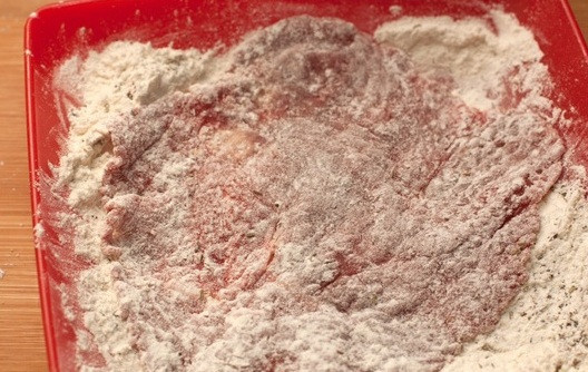 1. Этап. Отбивные под соусом: 1. Нарезаем свинину толщиной не более сантиметра. Заворачиваем в пленку и отбиваем. После этого обваливаем мясо в панировочных сухарях с двух сторон.