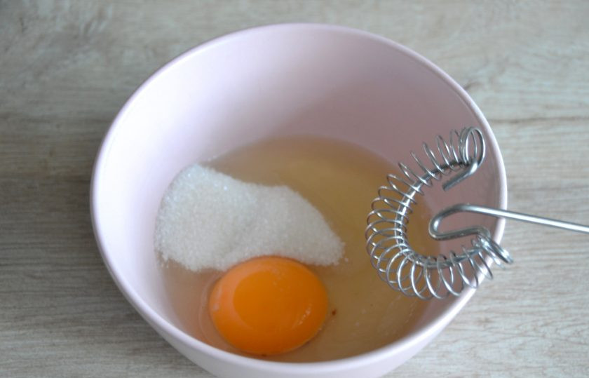 1. Этап. Рисовый пирог с вишней: Для приготовления заварного крема смешайте яйцо и 1 ст. ложку сахара, всыпьте пакетик ванильного сахара.