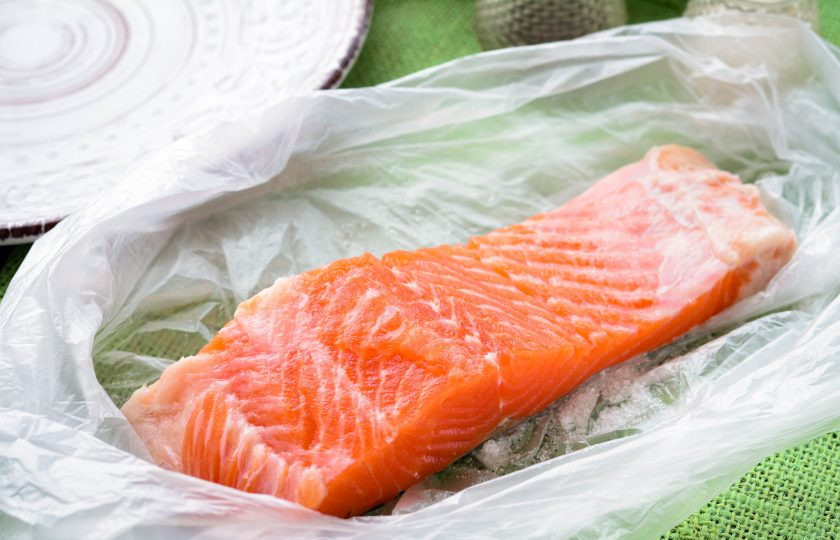 1. Этап. Семга соленая: Семгу предварительно промойте, протрите салфетками и удалите косточки, но их совсем будет мало - 2-3 штуки. Выложите на специи кусок семги с кожей.