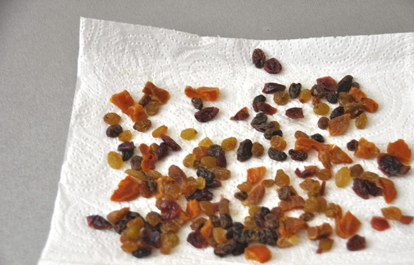 1. Этап. Кулич на молоке: Запарьте кипятком сухофрукты на 2-3 минуты, слейте воду и просушите на бумажном полотенце.