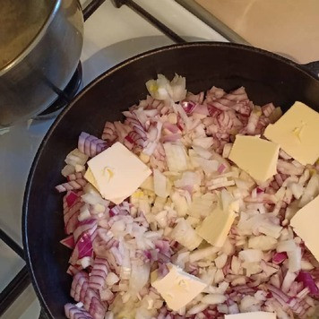 1. Этап. Курица в луковом соусе: Положить его в сковороду, добавить сливочное масло и соду.