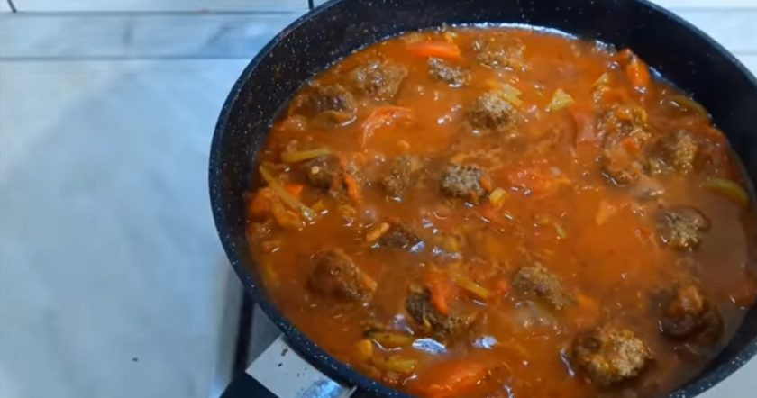 1. Этап. Спагетти с мясными фрикадельками в овощном соусе: 4. Добавьте сладкий перец, помидоры (можно томатную пасту), горький перец, специи и соль. Добавьте фрикадельки, тушите 10 минут под крышкой.