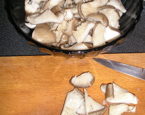 1. Этап. Вешенки, маринованные на закуску: Грибочки очищаем от мусора и тщательно промываем, нарезаем вешенки на небольшие кусочки.