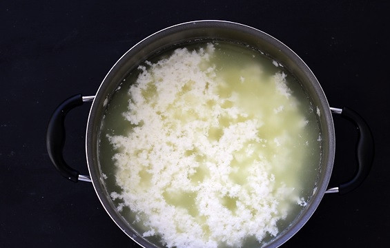 1. Этап. Домашний панир: Молоко в кастрюле доведите до кипения. Затем добавьте лимонный сок и уменьшите огонь. Молоко начнёт сворачиваться.