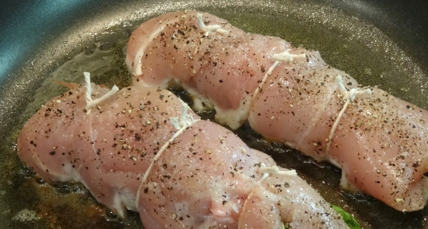 1. Этап. Рулет из индейки с грибами и сыром: 4. Теперь часть грибов выкладываем поверх бекона и заворачиваем рулеты. Много не кладите, а то рулет не завернется. Остаток грибов пока оставим постоять, а эти рулеты поливаем маслом и отправим запекаться на 40 минут при 200 градусах в духовке.