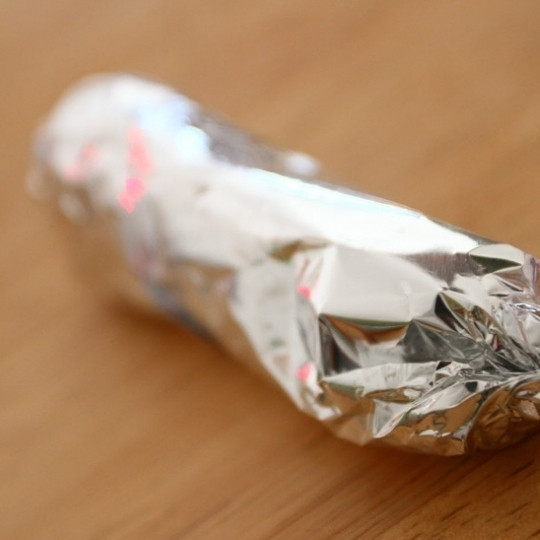 1. Этап. Рулетики из ветчины с начинкой: Заворачиваем рулетик в фольгу и отправляем в холодильник на полчаса.