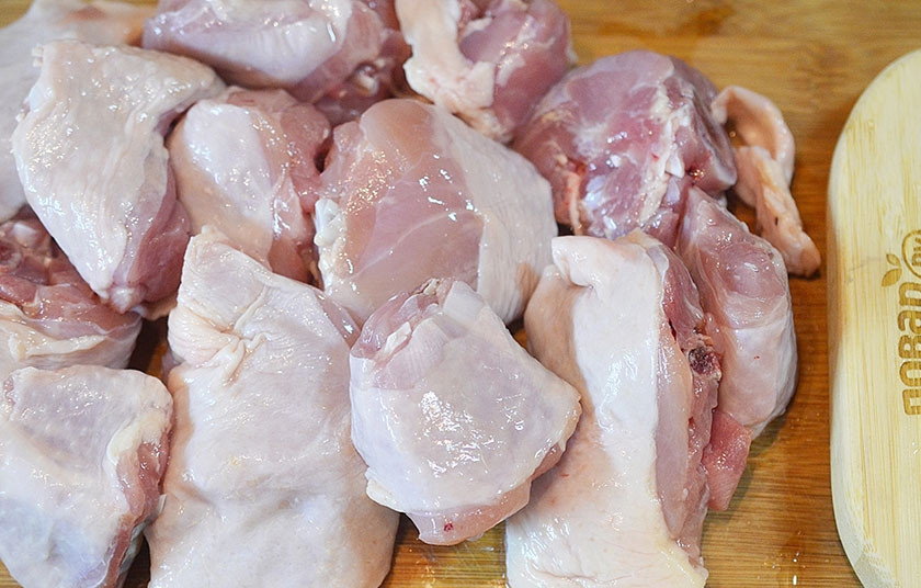 1. Этап. Цыпленок Чилиндрон по-арагонски: Тушку цыпленка разрежьте на куски.