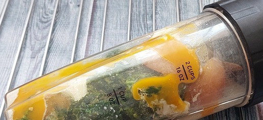 1. Этап. Шпинатный смузи с абрикосом и манго: Ингредиенты поместить в блендер. Измельчить и взбить. Можно слегка разморозить шпинат и абрикос.