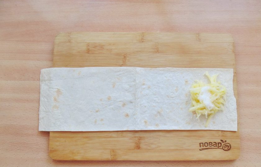 1. Этап. Ленивые пирожки с яблоками: Яблоки посыпьте сахаром по вкусу.