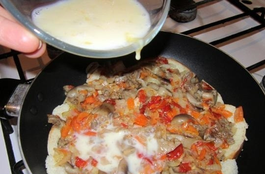 1. Этап. Пицца на батоне на сковороде: 8. А теперь заливаем все яично-молочной смесью.