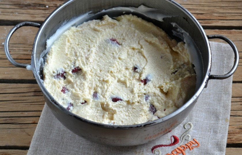 1. Этап. Творожный пирог с вишней: Выложите творожное тесто в форму для запекания. Я использую небольшую толстостенную кастрюльку, предварительно смазав ее дно и стенки сливочным маслом.