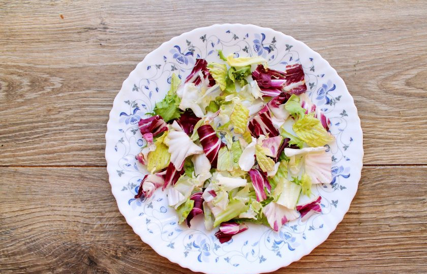 1. Этап. Салат с авокадо и лангустинами: Салатный микс переберите, сполосните и обсушите. Разложите его на сервировочном блюде.