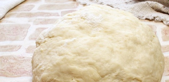 1. Этап. Хачапури быстрый: Замешайте тесто. Сделайте из него шар.