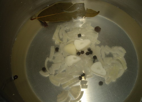 1. Этап. Маринованные лисички с чесноком: Готовим маринад. Кипятим воду и добавляем в нее: сахар, соль, перец (горошком), лавровый лист, чеснок, лук репчатый, гвоздику и 70% уксус. После чего кипятим еще пару минут и выключаем огонь.