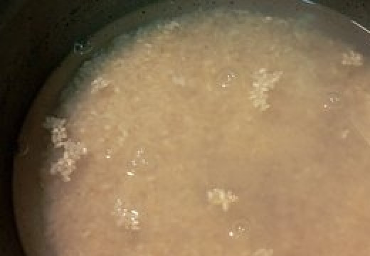 1. Этап. Запеченные тефтели: Рис промываем, заливаем двумя стаканами воды и добавляем пол чайной ложки соли. Ставим на огонь, доводим до кипения и варим еще 10 минут. Затем выключаем плиту и оставляем рис под крышкой на плите еще минут на 15.