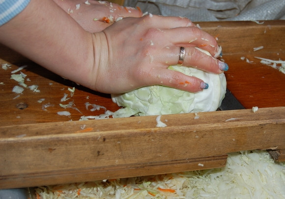 1. Этап. Квашеная капуста по-немецки: Для начала очистим капустные кочаны от верхних листов и нашинкуем их как можно тоньше — это одна из особенностей приготовления квашенной капусты по-немецки. За счет тонкой нарезки она не такая хрустящая, как наша, отечественная, но зато просто тает во рту.