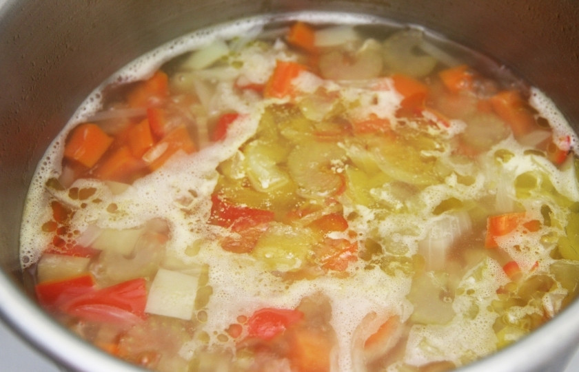 1. Этап. Овощной суп с фасолью: Когда фасоль будет почти готова (станет немного мягче), добавьте к ней овощи. Варите всё вместе около часа. До полной готовности фасоли. Пусть овощи развариваются, не беда, дадут больше сока.