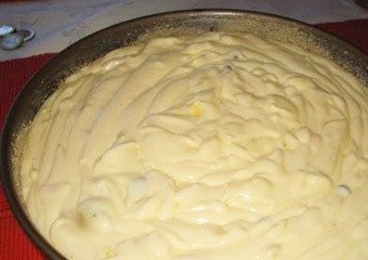 1. Этап. Вкусная запеканка из творога с манкой: 4. Форму для выпечки смажьте сливочным маслом. Посыпьте манной крупой. Выложите тесто. Сверху присыпьте манкой. Отправьте в разогретую духовку. Выпекание займет приблизительно 45 минут при 180 градусах.