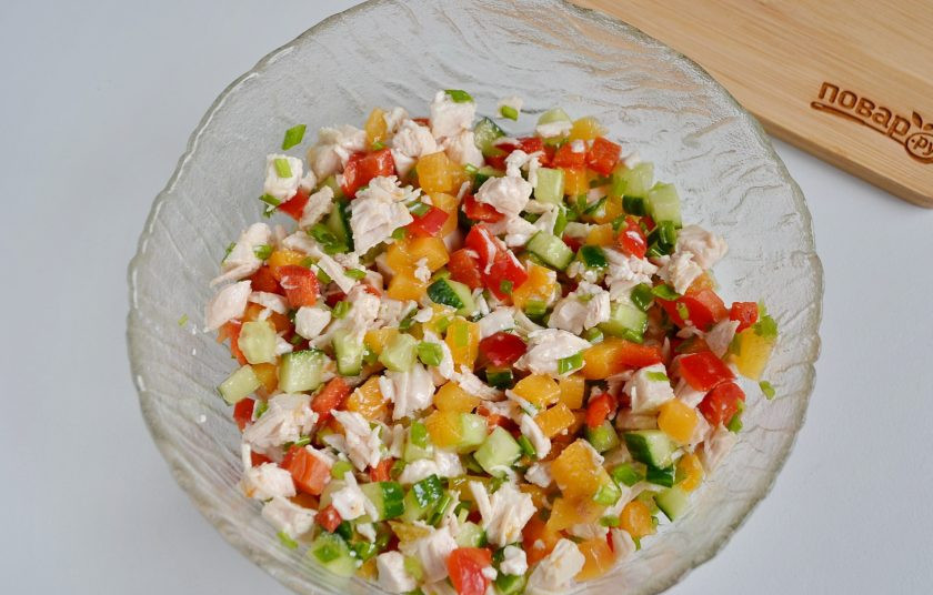 1. Этап. Слоеный салат из хурмы: Из растительного масла, горчицы, меда, лимонного сока, соли и перца сделайте заправку. Просто соедините все ингредиенты до однородного состояния. Заправьте салат.