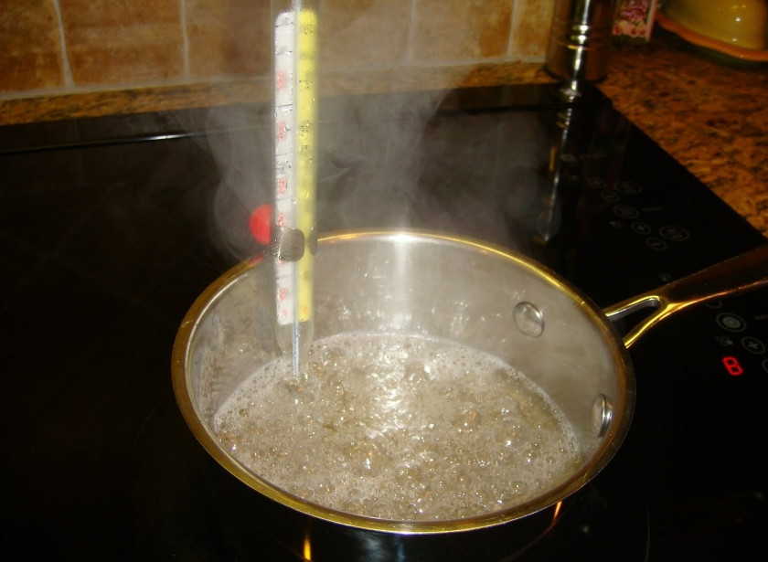 1. Этап. Леденцы домашние: Когда масса начнет кипеть, следите за ней пристально и время от времени перемешивайте. Как только на всей поверхности начнет появляться равномерный светлый карамальный оттенок, выключайте массу, добавляйте краситель и вкусовую добавку.