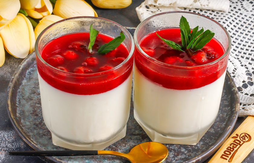 1. Этап. Панна-котта с вишней: Украсьте по вкусу. По желанию остудите либо сразу же подайте вишневую панна-котту к столу.