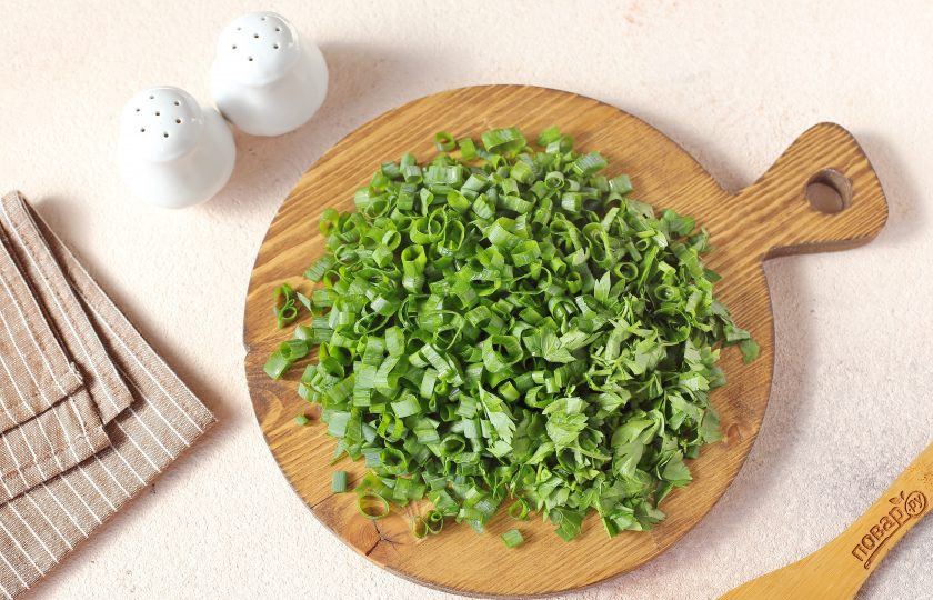 1. Этап. Суп весенний: Свежую зелень мелко порубите ножом.