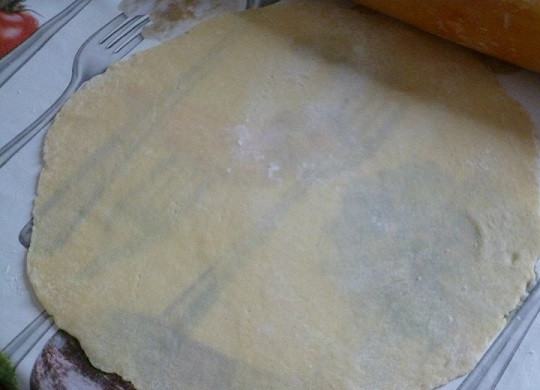 1. Этап. Тесто на сметане для торта: 4. Разделите тесто примерно на 8 одинаковых частей и раскатайте коржи нужного диаметра. Выпекайте в духовке или на сковороде до румяности.