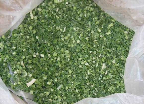 1. Этап. Лук-батун на зиму: 3. Укладываем в пластиковые чистые судочки или в чистые пакеты. Желательно замораживать маленькими порциями, так как повторной заморозке лук не подлежит.