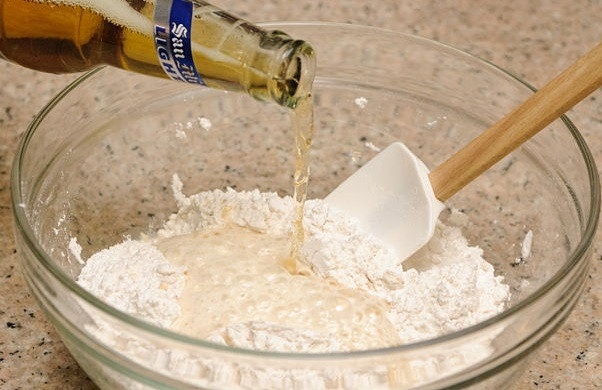 1. Этап. Хлеб на пиве: 1. В большой миске смешайте все сухие ингредиенты - муку, разрыхлитель, соль, специи. Затем добавьте пиво.