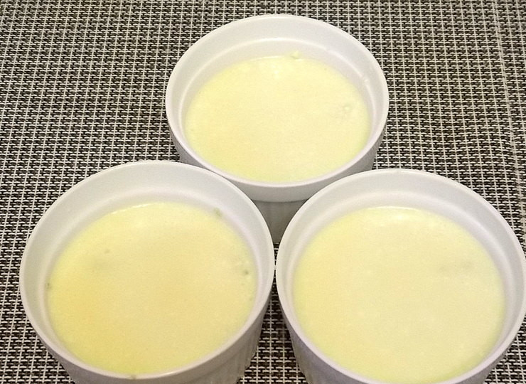 1. Этап. Десерт Бананы под снегом: Залейте творожной массой бананы.