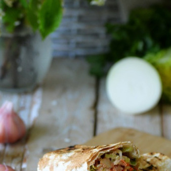 Завертон с индейкой и маринованными овощами