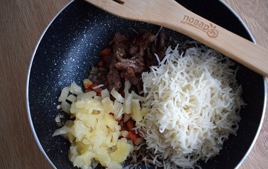 1. Этап. Кхау Пхат: Туда же выложите мясо, ананасы, рис, готовьте 5 минут.
