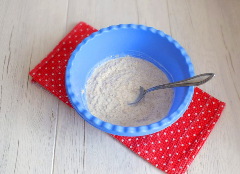 1. Этап. Овсяные блины на кефире: Перемешайте, накройте полотенцем и оставьте при комнатной температуре на 30 минут.