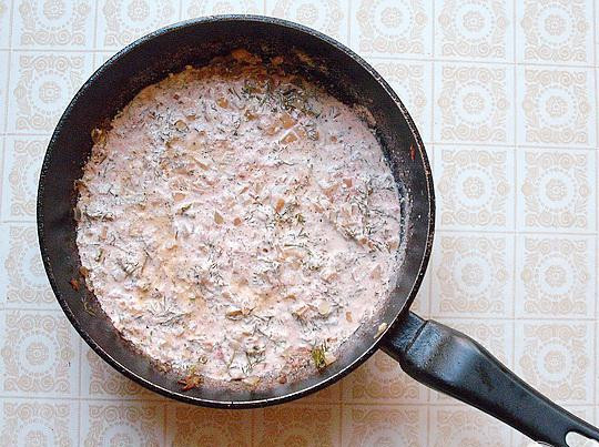 1. Этап. Хек с пряным сметанным соусом: 3. Приготавливаем пряный соус: очищаем и нарезаем мелко лук, до прозрачности, на разогретой сковороде его спассеруем. Добавляем сметаны, мелко нарезанного укропа, давленого чеснока, перца, базилика, паприки и белого вина. Минут пять тушим на маленьком огне.