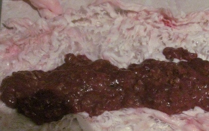 1. Этап. Сальники: Сальную сетку разрежьте на части. На кусочки сальной сетки выкладывайте начинку. Заверните её в колбаску.