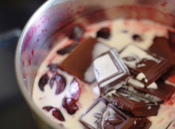 1. Этап. Шоколадно-вишневые пирожные: Добавьте к вишне воду и сахар и поставьте на огонь. Проварите в течение 5 минут, затем снимите с огня и добавьте шоколад и сливки. Перемешивайте до полного растворения шоколада.