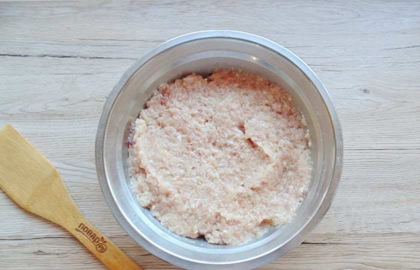 1. Этап. Зразы с горохом: Посолите, поперчите фарш и тщательно вымесите.