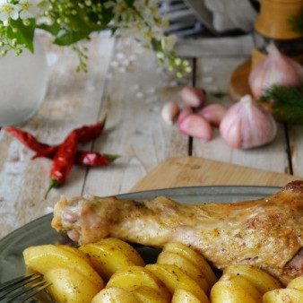 Голень индейки с картофелем в фольге