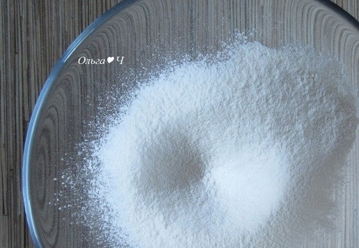 1. Этап. Торт Трио Браволли: Приготовьте бисквит (у меня от Луки Монтерсино). Просейте трижды муку с крахмалом, ванилином и солью. Разогрейте духовку до 180*С.