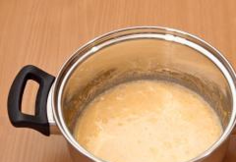 1. Этап. Сливочный кофейный крем: Смешать желтки с сахаром.