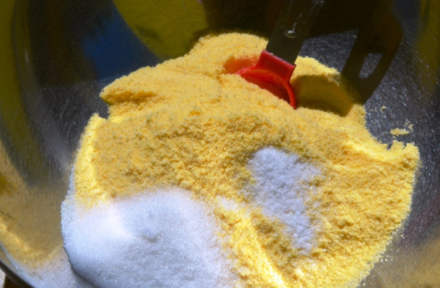 1. Этап. Блины из кукурузной муки: Смешайте кукурузную муку, сахар и соль.