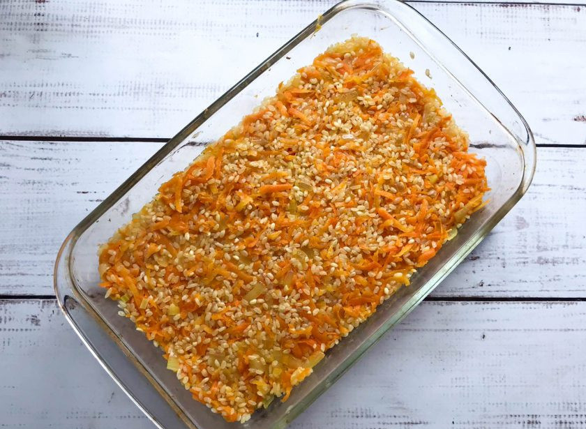 1. Этап. Рыба с рисом и овощами в духовке: В жаропрочную форму выложите рис с овощами.