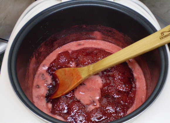 1. Этап. Клубничное варенье в мультиварке: 5. Клубничное варенье в мультиварке готово. Разлейте по стерильным банкам и закатайте.